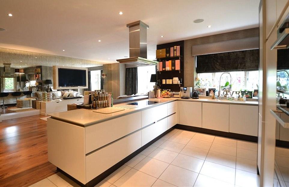 Dapur di rumah baru Sanchez di Manchester. Copyright: DailyMail