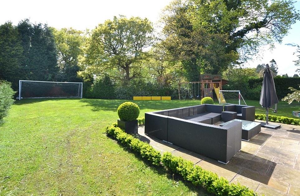 Halaman belakang rumah milik Sanchez lengkap dengan gawang dan permukaan rumput hijau. Copyright: DailyMail