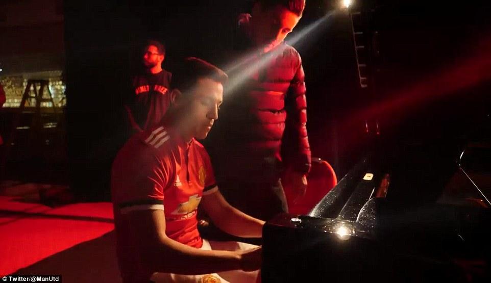 Sanchez menunjukan kemampuannya bermain piano. Copyright: DailyMail