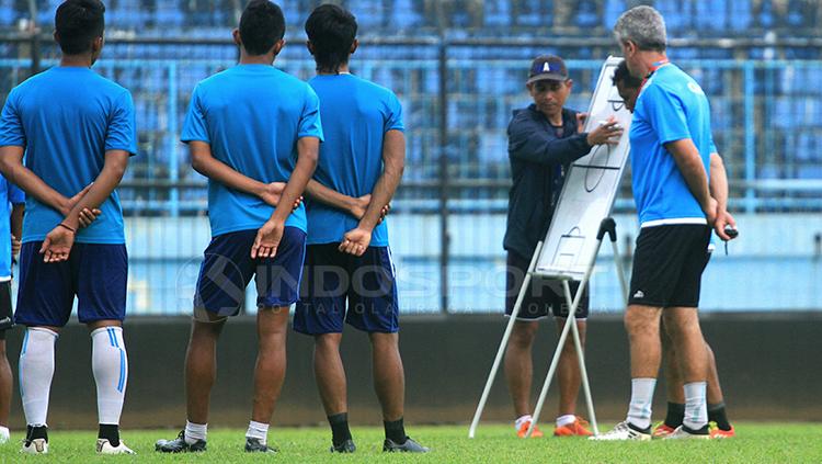 Joko Susilo memimpin latihan bersama Arema FC. Copyright: Ian Setiawan/INDOSPORT