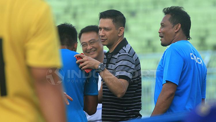 Bos Arema, Iwan Budianto saat menerima wejangan di akhir sesi latihan tim. Copyright: Ian Setiawan/INDOSPORT