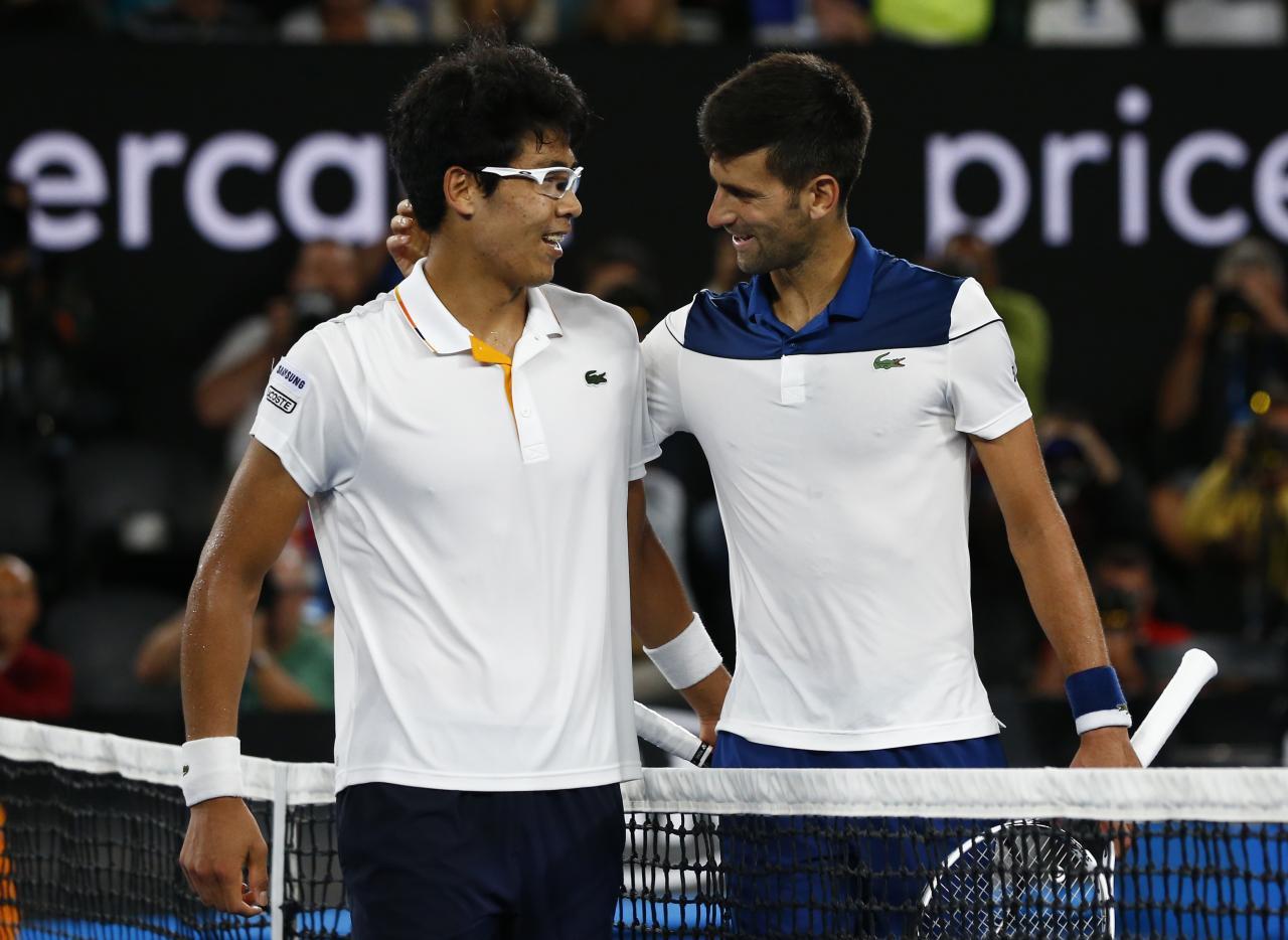 Chung bersama dengan Djokovic pascapertandingan 16 besar Australia Open Copyright: reuters