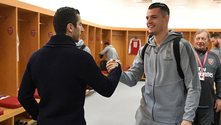 Henrikh Mkhitaryan berjabat tangan dengan Granit Xhaka. Copyright: dailymail.co.uk