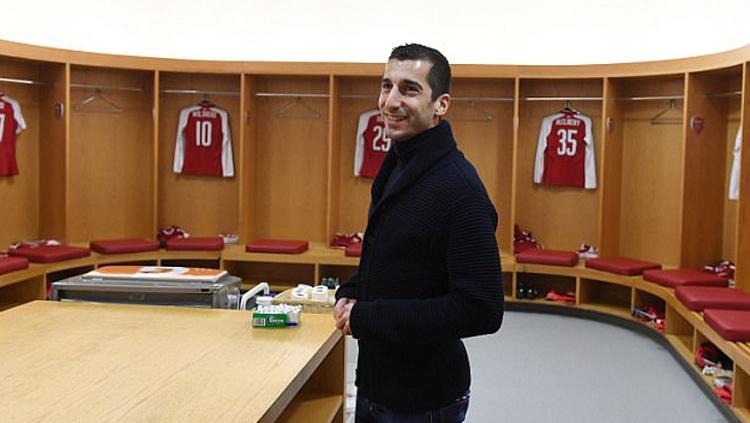 Henrikh Mkhitaryan di ruang ganti Arsenal. Copyright: dailymail.co.uk