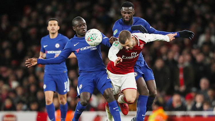 Ngolo Kante dan Tiemoue Bakayoko kawal ketat Jack Wilshere. Copyright: INDOSPORT