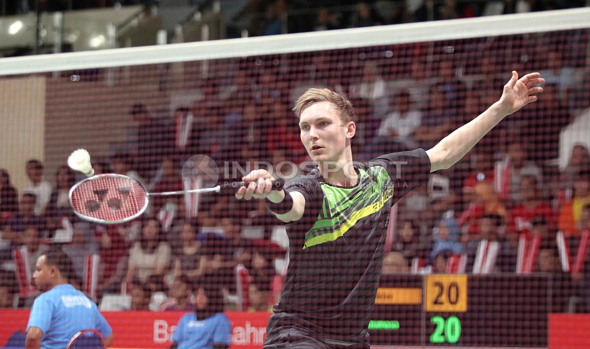 Axelsen mundur saat skor 20-22, 7-11 untuk keunggualan lawannya Kazumasa Sakai. Copyright: Herry Ibrahim/INDOSPORT