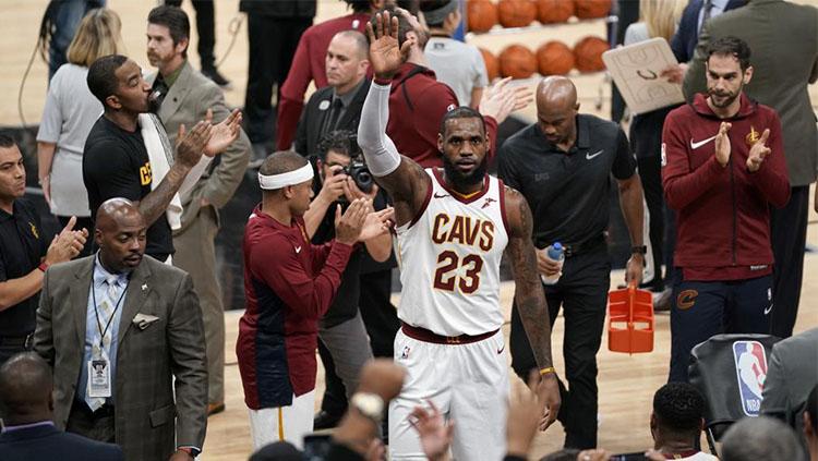 LeBron James mendapat standing ovation dari fans Spurs. Copyright: NBA