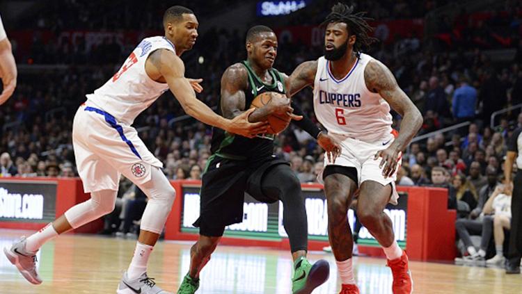 Pemain Boston Celtics, Terry Rozier (tengah) mendapat kawalan ketat dari Wesley Johnson dan DeAndre Jordan. Copyright: INDOSPORT