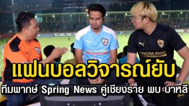 Tiga komentator lokal Thailand saat pertandingan Chiangrai United melawan Bali United. - INDOSPORT