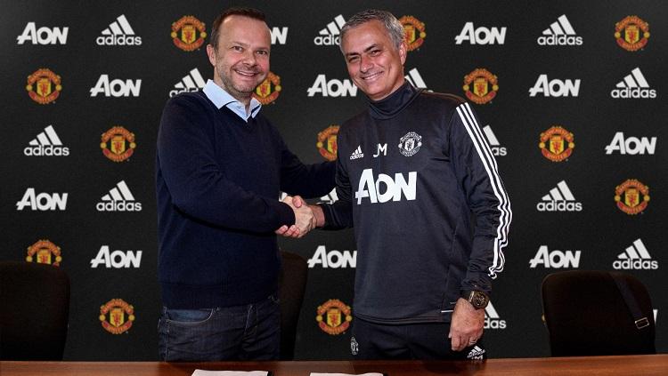 Jose Mourinho (kanan) resmi perpanjang kontrak bersama Manchester United. Copyright: manutd.com