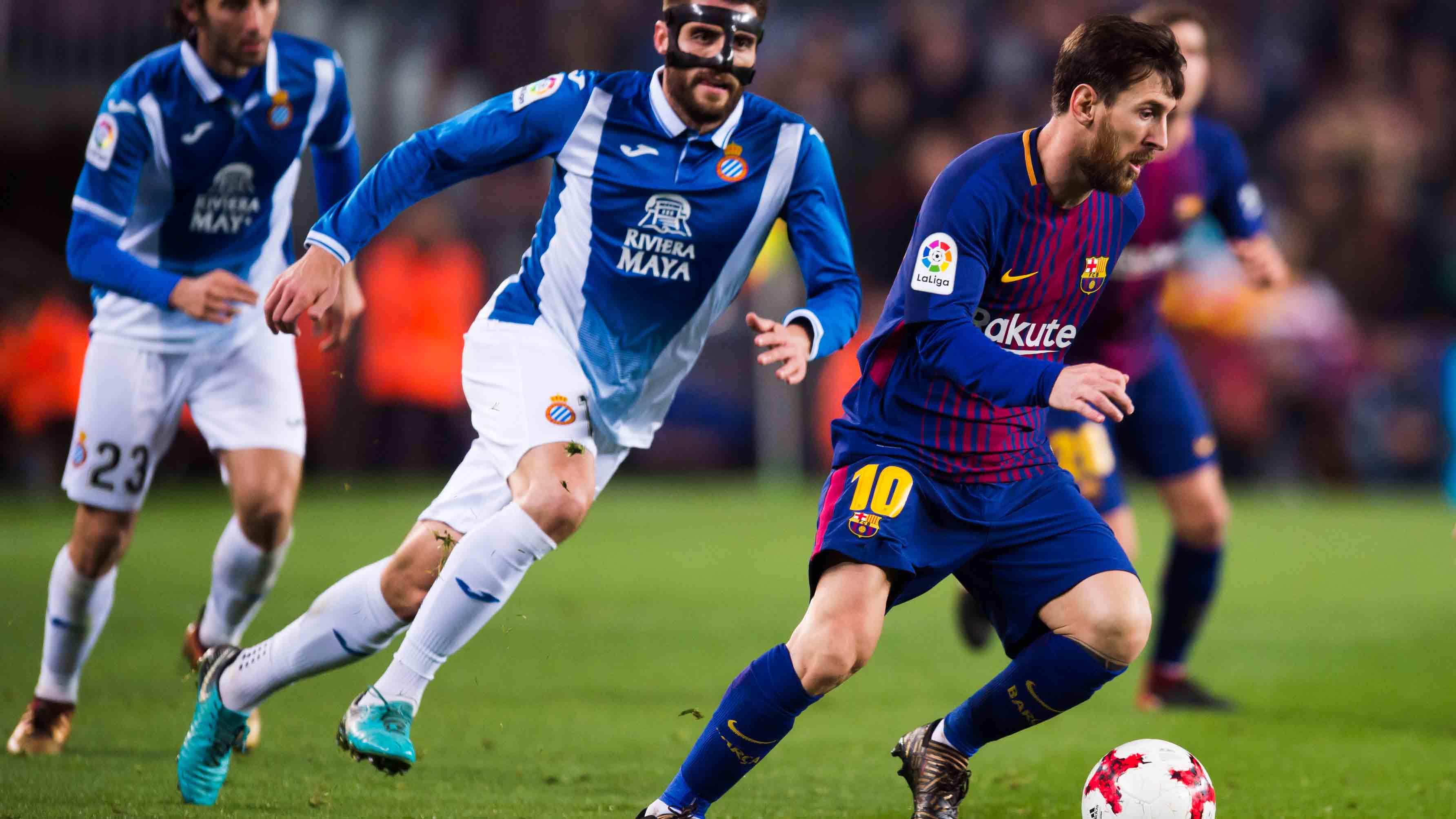 Lionel Messi berusaha lepas dari penjagaan para pemain Espanyol Copyright: INDOSPORT