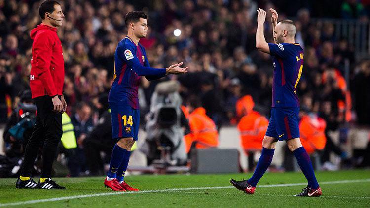 Philippe Coutinho, memainkan debutnya saat menggantikan Andres Iniesta. Copyright: INDOSPORT