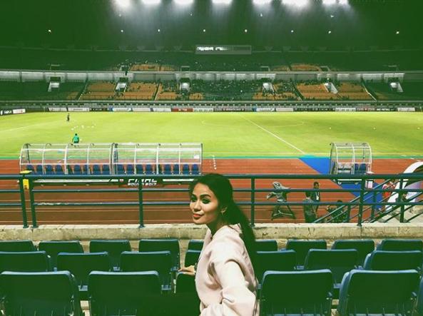 Nabila Febriyanti, Putri Pelatih PSMS Djajang Nurdjaman Copyright: Instagram/nabilafeb