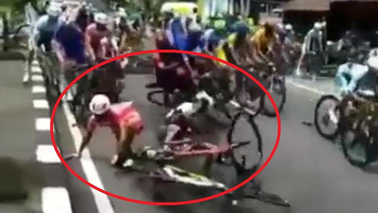 Tabrakan yang terjadi di ajang Tour de Indonesia 2018. Copyright: Istimewa