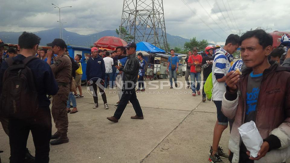 Bobotoh Mulai Berdatangan ke Stadion GBLA. Copyright: Arif Rahman/Indosport.com