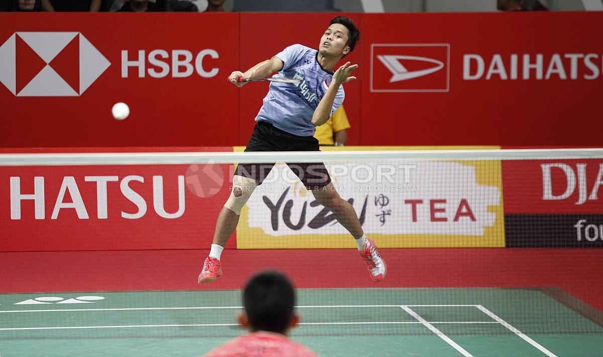 Smash keras ginting ke arah Chen Long.