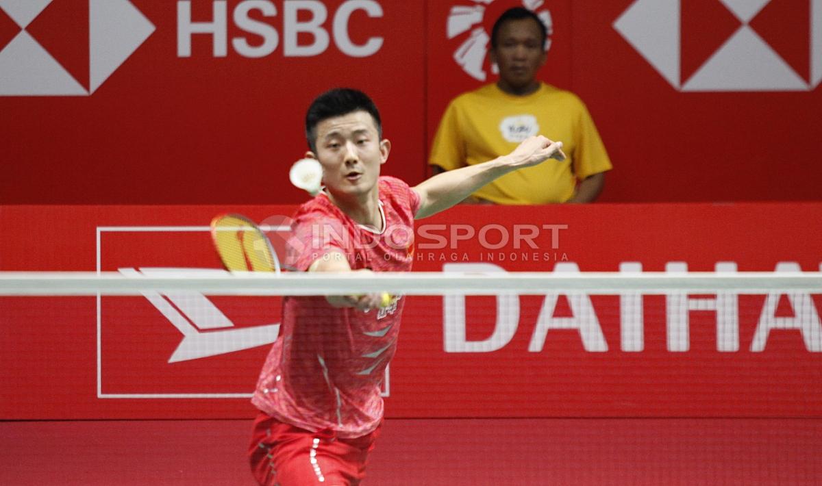 Chen Long berusaha menguasai shuttlecock.