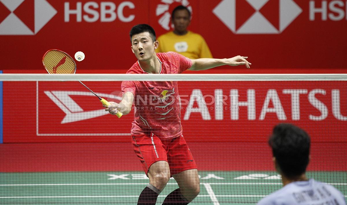 Chen Long saat mencoba mengembalikan shuttlecock ke arah Ginting.