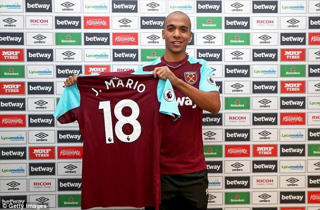 Joao Mario resmi berseragam West Ham. Copyright: DailyMail