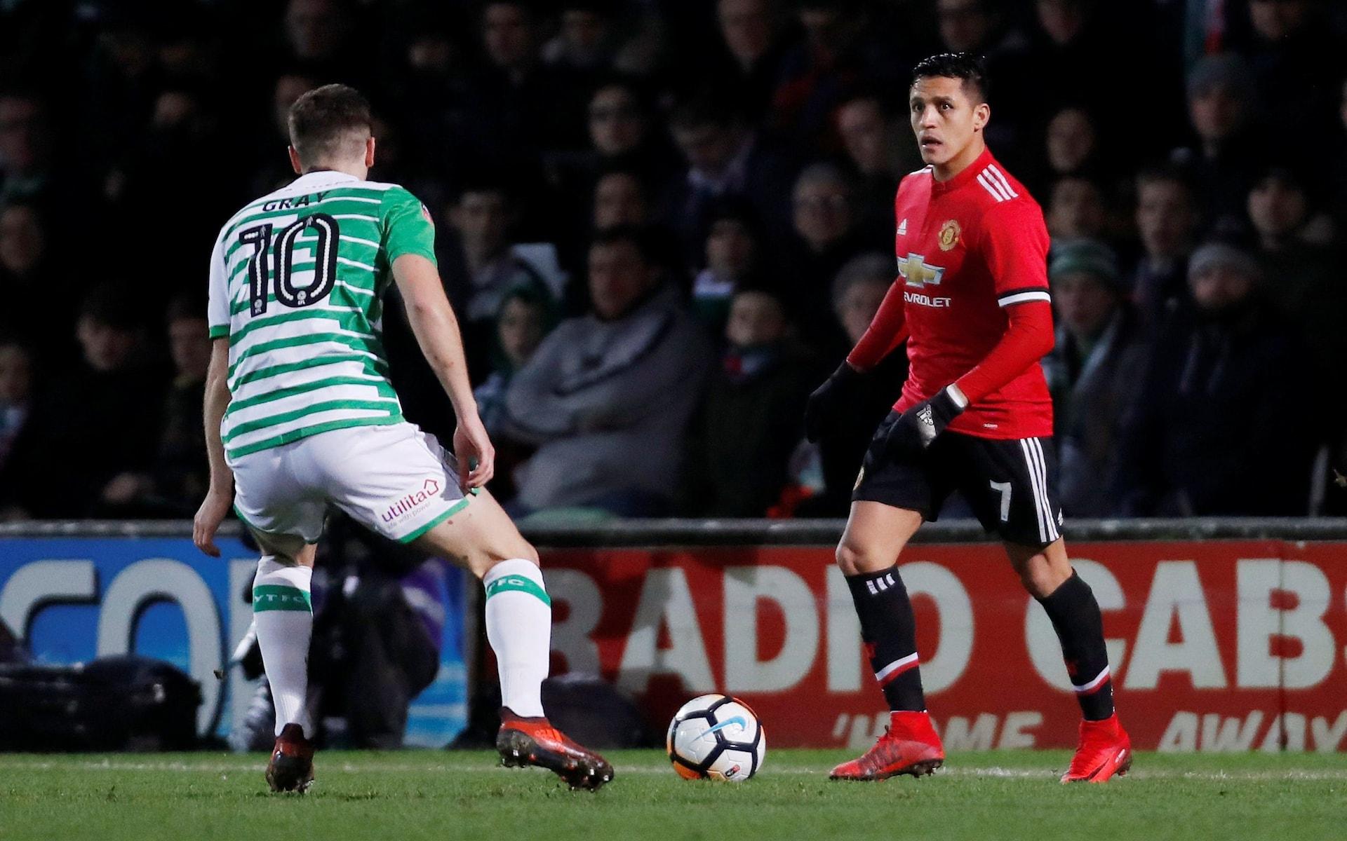 Sanchez pada pertandingan kontra Yeovil. Copyright: Internet