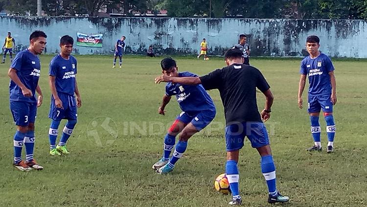 Pemain Persiba Balikpapan saat jalani latihan. Copyright: Teddy Rumengan/INDOSPORT