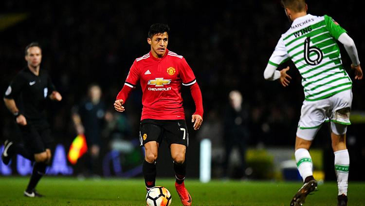 Alexis Sanchez tampak fokus dengan akan melewati pemain Yeovil Town.