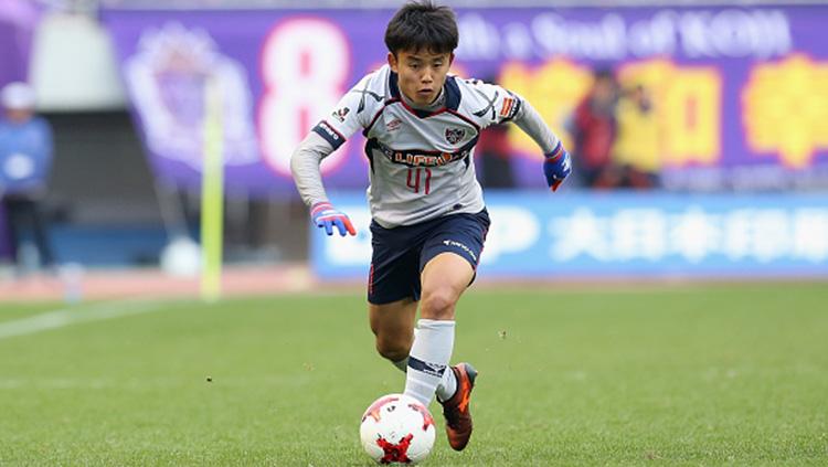 Gelandang FC Tokyo, Takefusa Kubo saat menggiring bola.