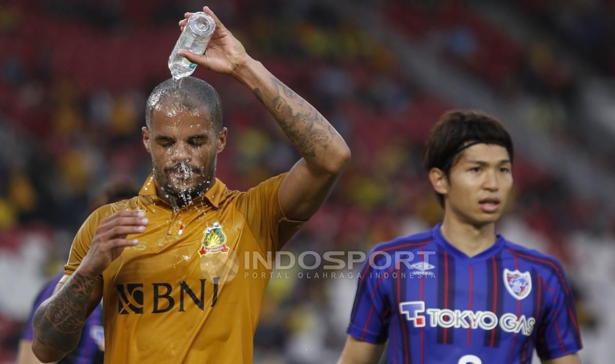 Striker BFC, David Aparecido Da Silva membasuh wajahnya dengan air mineral. Copyright: Herry Ibrahim/Indosport.com