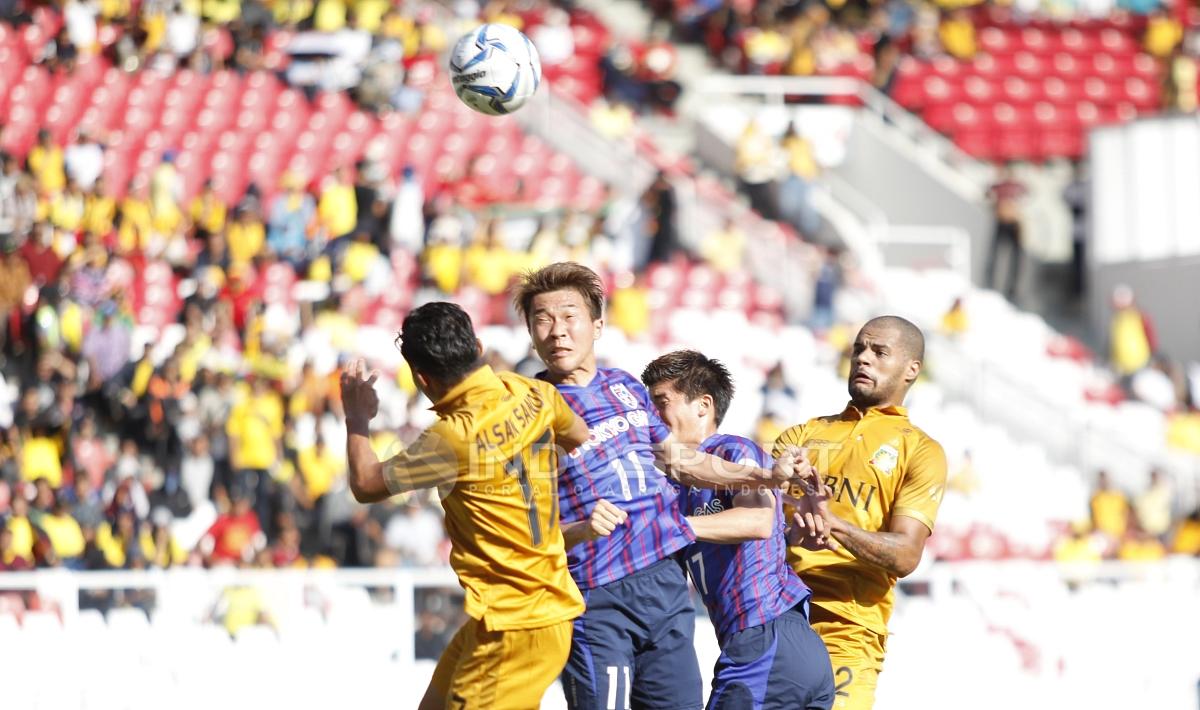 Duel udara antara pemain FC Tokyo, Kensuke Nagai (kedua dari kiri) Kensuke Nagai dengan pemain BFC, Alsan Sanda.