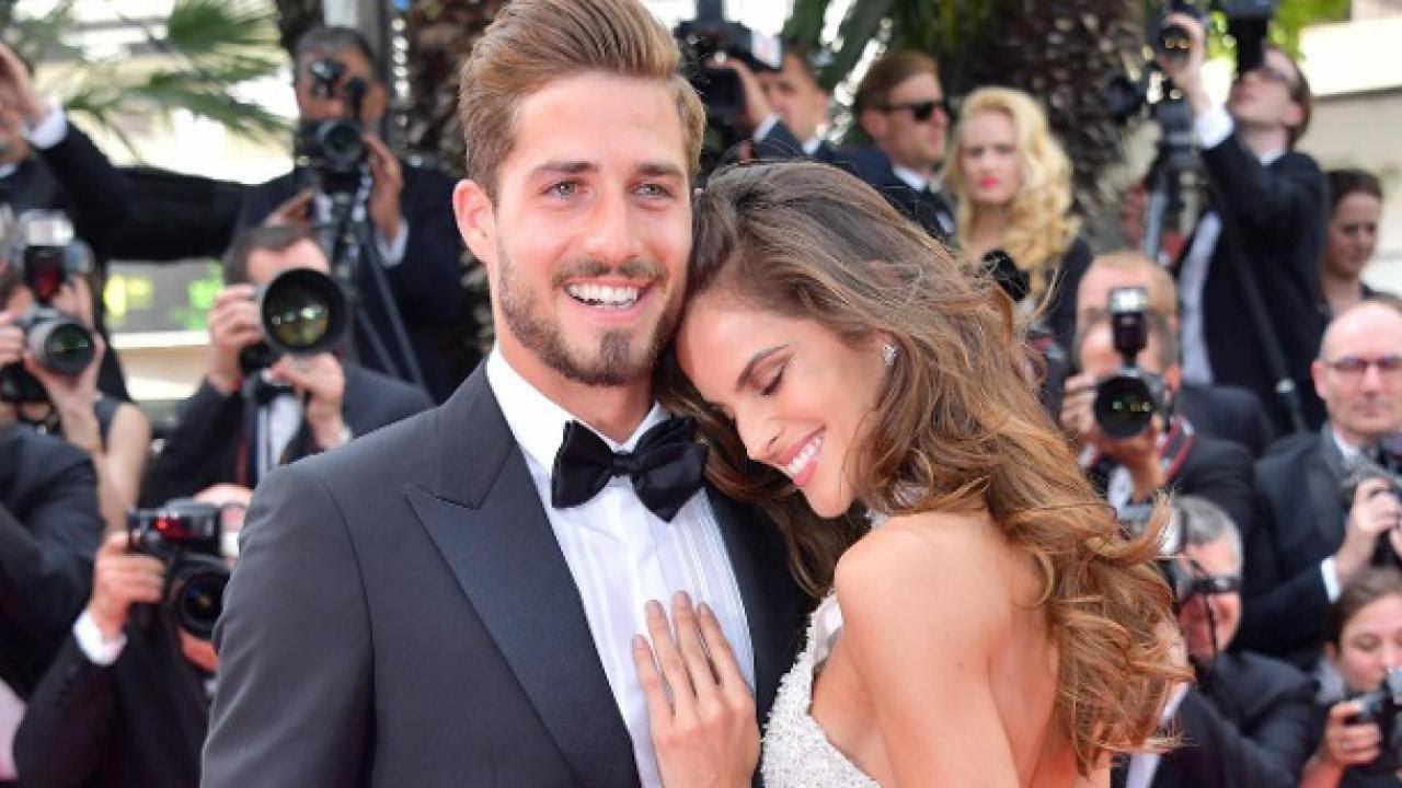 Kiper Paris Saint-Germain, Kevin Trapp bersama Izabel Goulart. Copyright: Internet