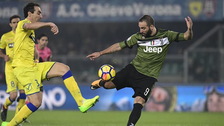 Gonzalo Higuain (kanan) mencoba memdapatkan bola dari pemain Chievo Copyright: Getty Images