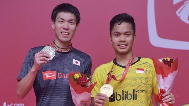 Menggunakan bahasa Indonesia, tunggal putra Jepang, Kazumasa Sakai menanyakan hal ini tunggal putra Tanah Air yakni Anthony Sinisuka Ginting.