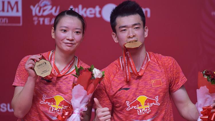 Zhing Siwei (kanan) dan Huang Yaqiong. Copyright: INDOSPORT