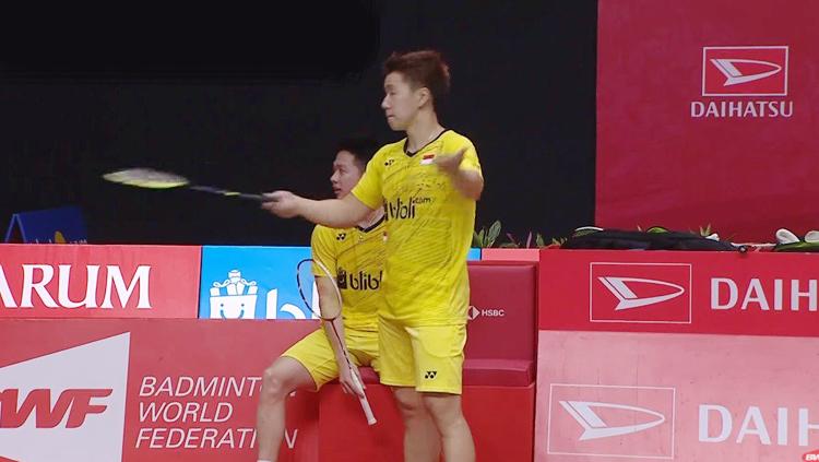 Kevin Sanjaya Sukamuljo dan Marcus Fernaldi Gideon saat beragumen kapada wasit.