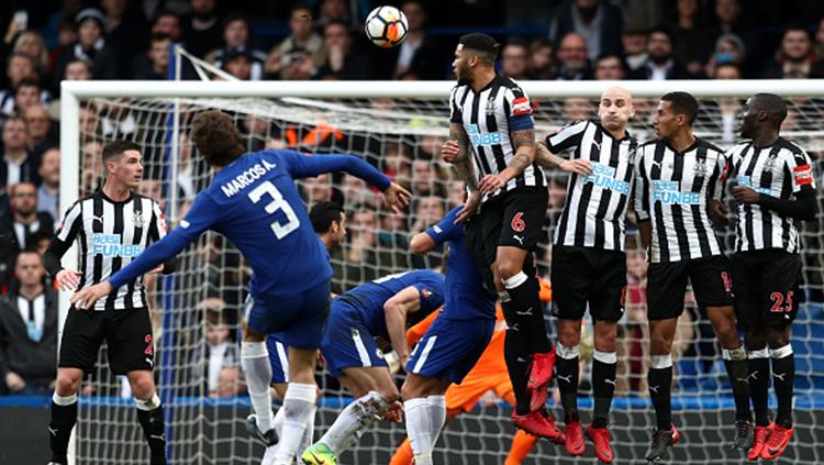 Marcos Alonso melakukan tendangan bebas yang berujung gol ke gawang Newcastle. Copyright: INDOSPORT