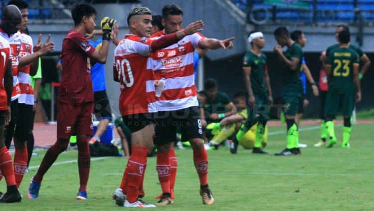 Cristian Gonzales dan Raphael Maitimo saat laga MU menghadapi PS TNI