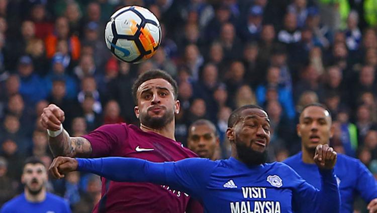 Kyle Walker berebut bola dengan pemain Cardiff City Copyright: INDOSPORT