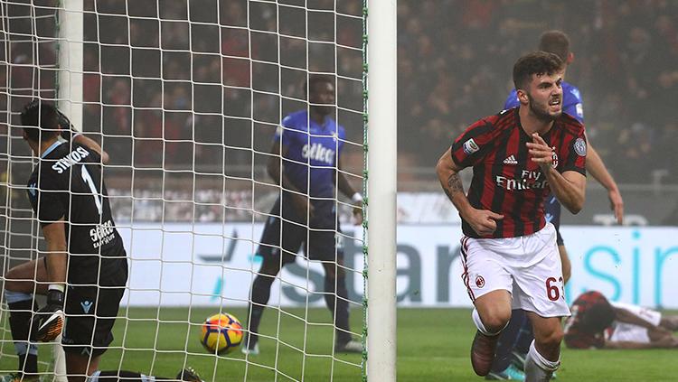 Patrick Cutrone melakukan selebrasi usai mencetak gol ke gawang Lazio. Copyright: INDOSPORT