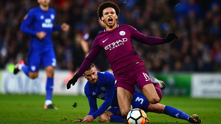 Leroy Sane di sleding dari belakang oleh pemain Cardiff City. Copyright: INDOSPORT