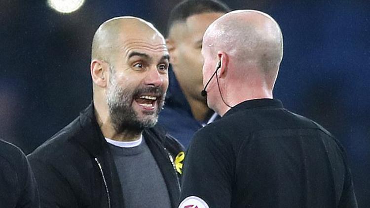 Pep Guardiola terlibat Adu mulut dengan wasit. Copyright: Daily Mail