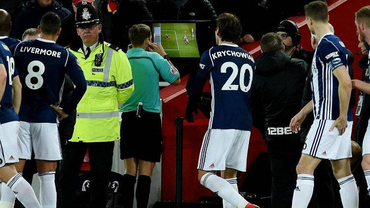 Wasit menggunakan VAR saat laga Liverpool kontra West Brom.
