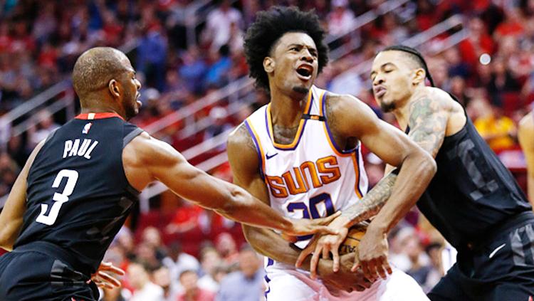 Pemain Houston Rockets, Chris Paul dan Gerald Green merebut bola dari Josh Jackson. - INDOSPORT
