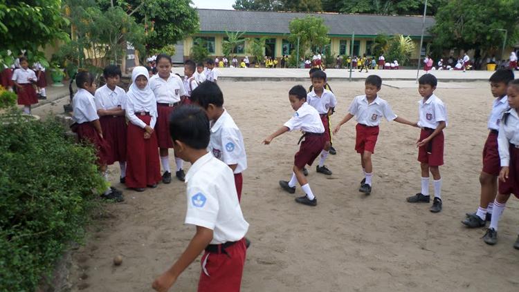 Anak-anak Sekolah Dasar (SD) saat bermain di halaman sekolah. Copyright: Istimewa