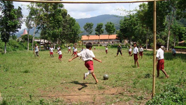 Anak-anak Sekolah Dasar (SD) saat bermain sepakbola. Copyright: Istimewa