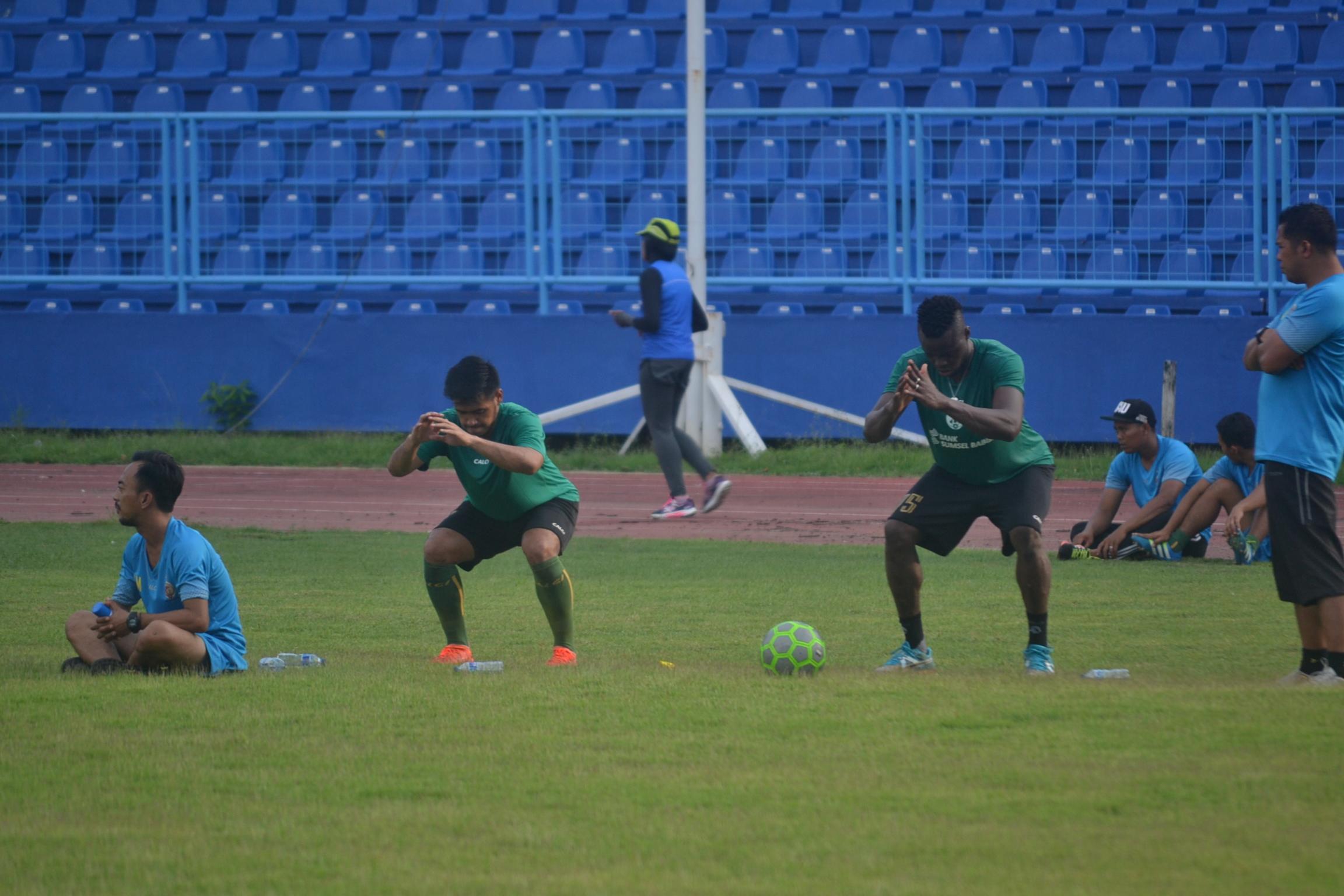 N’Diaye dan Novan latihan terpisah dari skuat Sriwijaya FC. Copyright: INDOSPORT