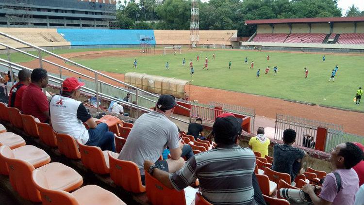 Peter Butler sedang menyaksikan latihan Persipura U-19 di Stadion Mandala.