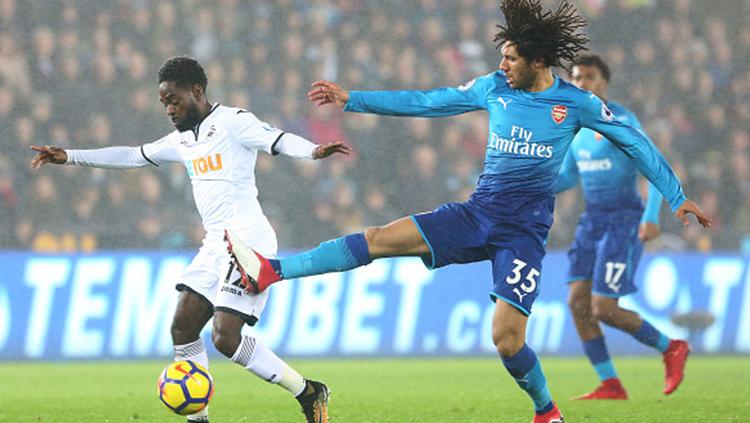 Nathan Dyer (kiri) dan Mohamed Elneny (kanan) sedang berebut bola. Copyright: INDOSPORT