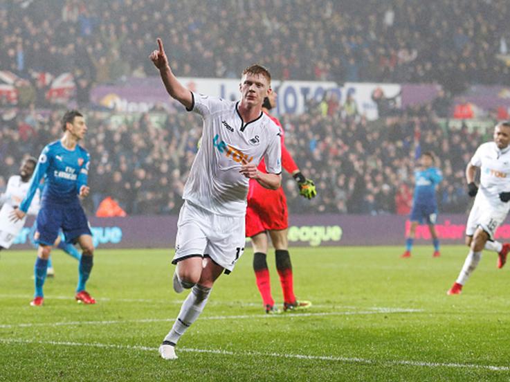 Sam Clucas melakukan selebrasi usai mencetak gol. Copyright: INDOSPORT