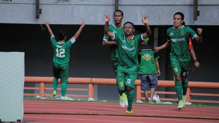 Feri Pahabol ketika meayakan gol perdana bersama Persebaya. Copyright: Ofisial Persebaya