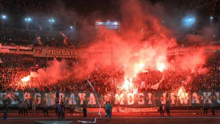 Bonek Mania ketika menyalakan suar (flare) ketika laga sudah selesai. Copyright: Jawa Pos